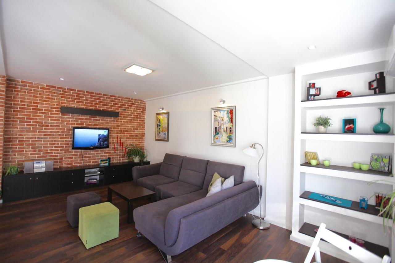 Brick Apartment On Macedonia Pedestrian Street สโกเปีย ภายนอก รูปภาพ